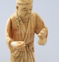 Okimono - Férfi alak. Faragott elefántagyar részekből összeállított, fa talapzaton, Japán, Meidzsi-k...