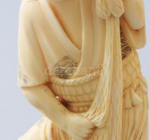 Okimono - Halász. Faragott elefántagyar, Japán, Meidzsi-kor, m: 18 cm /// Okimono - Fisherman. Carve...