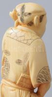 Okimono - Halász. Faragott elefántagyar, Japán, Meidzsi-kor, m: 18 cm /// Okimono - Fisherman. Carve...