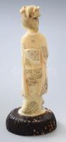 Okimono - Gésa. Faragott elefántagyar, fa talpon, Japán, Meidzsi-kor, m: 20 cm /// Okimono - Geisha....