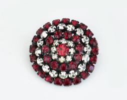 Gránátszínű kövekkel díszített aranyszínű bizsu kitűző, d: 4,5 cm