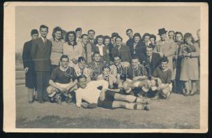 cca 1945 Labdarúgók fotója 14x9 cm