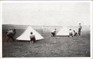 A kőszegi bencés főgimnázium 53. számú Jurisich cserkészcsapata tábort ver. Pápai Ernő műintézete / Hungarian boy scouts setting up the camp (EK)