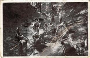 A táborozás ezer gyönyörűségéből - egy! Pápai Ernő műintézete / Hungarian boy scouts bathing in the river (b)