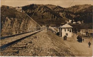 Tatros völgye, Trotus, Trotosutal, Valea Trotusului; Ungar-rumän. Grenze / Magyar-román határ a Tatros völgyében, vasútvonal, várrom / Hungarian-Romanian border in the Trotus valley, railway line, castle ruins