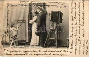 1903 Szerelmespár műteremben régi fényképezőgéppel és kisfiúval. K. V. i. B. 12. / Romantic couple with antique camera and boy (ázott / wet damage)