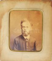 cca 1880-1890 Beazonosítandó férfi portréja, nagyméretű fotó Schmidt Ede budapesti műterméből, korabeli, foltos paszpartun jelzett, 29x23 cm