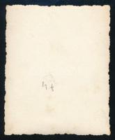 cca 1940 Az erdélyi kettes huszárok emlékműve előtt, fotó, 7,5×6 cm