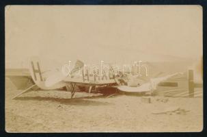 1925 Szeged, repülőszerencsétlenség, a Bristol típusú gépet Szentkirályi Kern Dezső százados - Szeged korábbi főjegyzőjének fia, első világháborús veterán vezette, vele volt Dr. Boros József szegedi sebészorvos és kórházigazgató, fotólap, sarkán kis törésnyom, 9×13,5 cm