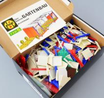 Plaspi Gartenblau Typ5 és Grossblock Ty 4 házak, dobozba ömlesztve, 2 leírással.