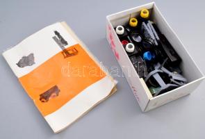 Összeszerelhető játék mikroszkóp, többféle játék összeállítható belőle, ömlesztve, leírásával.