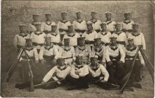 SMS Maros a Császári és Királyi Haditengerészet monitor legénységének csoportja, valószínűleg abból az időből, amikor a hajó 1916 nyara és 1918 áprilisa között Romániában állomásozott. Dunaflottilla. A bal felső szélen perforáció osztrák-magyar haditengerészeti jelvény alakban / K.u.K. Kriegsmarine Donauflottille / WWI Danube Fleet mariners of SMS "MAROS" Austro-Hungarian Navy river guard monitor, most likely taken during the monitor's posting in Romania between the summer of 1916 and April 1918. K.u.K. Kriegsmarine insignia's perfin on the upper left corner. photo (EK)