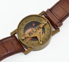 Napórát imitáló óra, bőr szíjjal, hajós témájú fa dobozban