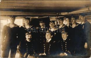 SMS Körös Császári és Királyi Haditengerészet monitor legénysége, matrózok és tisztek csoportja. Dunaflottilla / K.u.K. Kriegsmarine Donauflottille / WWI SMS "KÖRÖS" Austro-Hungarian Navy river guard monitor's crew, a group of mariners and officers on board, Danube Fleet. photo (fa)