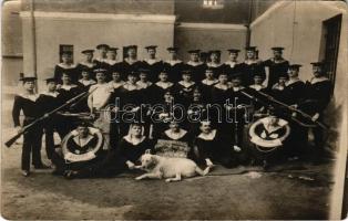 1914 SMS Bodrog és SMS Körös Császári és Királyi Haditengerészet monitorok legénysége a 4 éves szolgálat végét ünnepli, matrózok csoportja a kapitánnyal és egy kutyával. Dunaflottilla / K.u.K. Kriegsmarine Donauflottille "Letzter Stockfisch 1910-1914 Hurra!" / WWI SMS "KÖRÖS" and SMS "BODROG" Austro-Hungarian Navy river guard monitors' crew, a group of mariners with the captain and a dog, celebrating the end of the four-year service, Danube Fleet. photo (EK)