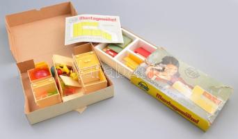 2 doboznyi gyermek játékbútor, egyik saját dobozában.