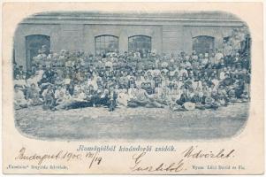 1900 Romániából kivándorló zsidók csoportja. Excelsior fényirda felvétele. Nyom. Löbl Dávid és Fia. Judaika / A group of Jewish people emigrating from Romania. Judaica (szakadás / tear)