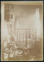 cca 1910 Szobabelső, fotó, felületén gyűrődésekkel, 17,5×12,5 cm