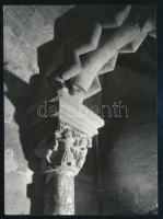 Járai Rudolf (1913-1993): Oszlopfő, hátoldalon feliratozott sajtófotó, 12×8,5 cm