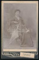 cca 1910 Hölgy napernyővel. Keményhátú fotó, Szabó Rezső Pöstyén műhelyéből, kopással, 16,5x10,5 cm