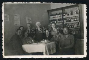 cca 1940 Mária Valéria telep, kocsmabelső törzsvendégekkel, 5,5x8,5 cm