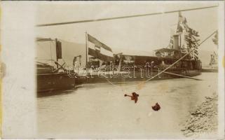 K.u.K. Kriegsmarine Donauflottille / Császári és Királyi Haditengerészet Dunaflottilla "Temes" monitor lehorgonyozva a folyóparton, száradó ruhák és zászlók / WWI Austro-Hungarian Navy Danube Fleet river guard monitor SMS TEMES. Starboard-side view, moored in the river. Laundry is hanging from lines abaft, while any number of flags (Austrian, Turkish, Russian and British, among others), are displayed on the forward mast lines, probably to dry them. photo (fl)