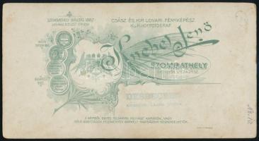 cca 1900 Hölgy székbe ültetett játékbabával, kabinetfotó Knebel Jenő cs. és kir. udvari fényképész d...