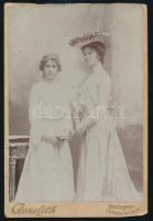 cca 1900 Két hölgy portréja, kabinetfotó Goszleth budapesti műterméből, kissé foltos, teteje vágott, 16,5x11 cm