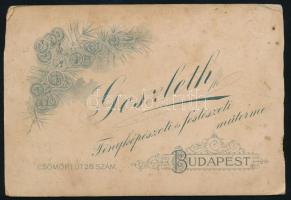 cca 1900 Két hölgy portréja, kabinetfotó Goszleth budapesti műterméből, kissé foltos, teteje vágott,...