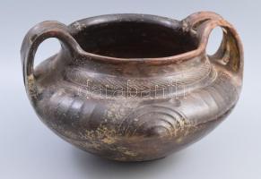 Kantharosz. Terrakotta, Etruszk, Kr. e. 750-650, ívelt nyakkal, szalagos fülekkel, gombos díszítésse...