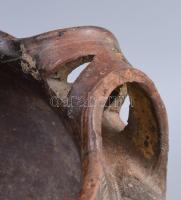 Kantharosz. Terrakotta, Etruszk, Kr. e. 750-650, ívelt nyakkal, szalagos fülekkel, gombos díszítésse...