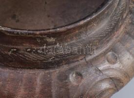 Kantharosz. Terrakotta, Etruszk, Kr. e. 750-650, ívelt nyakkal, szalagos fülekkel, gombos díszítésse...