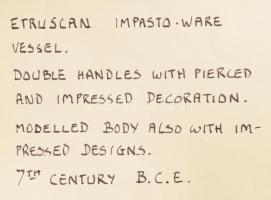 Kantharosz. Terrakotta, Etruszk, Kr. e. 750-650, ívelt nyakkal, szalagos fülekkel, gombos díszítésse...
