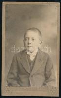 cca 1890-1900 Fiatal fiú portréja, vizitkártya Horváth Bálint nagyenyedi (Aiud) műterméből, a hátoldalon pecséttel jelzett, 10,5x6,5 cm