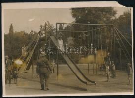 cca 1930 Budapest, játszótér, pecséttel jelzett fotó Lapos Gyula III. ker. Bécsi úti műterméből, sarka sérült, 12,5×17,5 cm