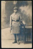 cca 1915 Magyar katona egészalakos portréja, fotólap, Urai János K. K. Fényképészeti Műterme, Arad, kis törésnyommal, 13,5x9 cm