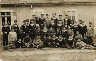 K.u.K. Kriegsmarine Donauflottille / Császári és Királyi Haditengerészet, matrózok a SMS "TEMES" monitorról, az SMS "TAURUS" állomáshajóról, SMS "DON JUAN D'AUSTRIA" páncélosról, köztük kapitány, pár katona és egy civil / WWI Austro-Hungarian Navy, mariners from SMS TEMES river guard monitor, SMS TAURUS station ship, SMS DON JUAN D'AUSTRIA ironclad warship, amongst them are a few soldiers, a captain and one civilian. photo (szakadás / tear)