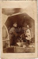 K.u.K. Kriegsmarine Donauflottille / Császári és Királyi Haditengerészet Dunaflottilla "BODROG" monitor fedélzete matrózzal a lövegnél / WWI Austro-Hungarian Navy Danube Fleet river guard monitor SMS BODROG, mariner on board stands inside the turret of the aft 12-cm, cal. 30, howitzer in the aft deck. The gun's breech and elevation control wheel can be clearly seen. photo (apró lyuk / tiny pinhole)