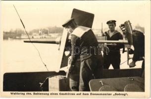 Bedienung eines Geschützes auf dem Donaumonitor "BODROG" K.u.K. Kriegsmarine Donauflottille / Császári és Királyi Haditengerészet Dunaflottilla "BODROG" monitor fedélzete matrózokkal az egyik gyorstüzelő ágyúnál / WWI Austro-Hungarian Navy Danube Fleet river guard monitor SMS BODROG, three mariners aim one of the rapid-fire guns. Kilophot Wien K. 305. (fl)