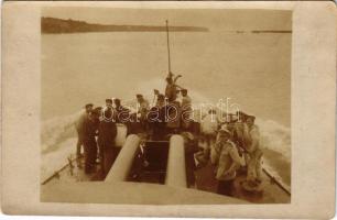 Auspumpen eines vollgelaufenen Raumes. Weltkrieg 1914-1916. K.u.K. Kriegsmarine Donauflottille / Császári és Királyi Haditengerészet Dunaflottilla SMS "ENNS" monitor, matrózok és tisztek egy elárasztott részt pumpálnak ki / WWI Austro-Hungarian Navy Danube Flotilla river guard monitor SMS ENNS, mariners and officers pumping out a flooded room. photo (kopott sarkak / worn corners)