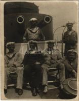 1916 K.u.K. Kriegsmarine Matrosen Donauflottille / Császári és Királyi Haditengerészet Dunaflottilla SMS "INN" monitor fedélzete matrózokkal / WWI Austro-Hungarian Navy Danube Flotilla river guard monitor SMS INN, mariners on board in front of the forward twin 12-cm gun turret. photo + "K.U.K. KRIEGSMARINE SM SCHIFF INN" (vágott / cut)