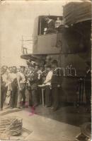 1916 K.u.K. Kriegsmarine Matrosen Donauflottille / Császári és Királyi Haditengerészet Dunaflottilla SMS "INN" monitor fedélzete, matrózok tífusz elleni oltása / WWI Austro-Hungarian Navy Danube Flotilla river guard monitor SMS INN, mariners getting vaccinated against typhoid fever on the deck. photo + "K.U.K. KRIEGSMARINE SM SCHIFF INN" (fl)