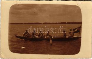 1916 K.u.K. Kriegsmarine Matrosen Donauflottille / Császári és Királyi Haditengerészet Dunaflottilla SMS "INN" monitor matrózai evezős négyes verseny alkalmával / WWI Austro-Hungarian Navy Danube Flotilla river guard monitor SMS INN, mariners participating in a four-oar boat race, these races were organized as sporting events for the crews of Danube monitors. photo + "K.U.K. KRIEGSMARINE SM SCHIFF INN" (felületi sérülés / surface damage)