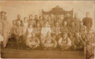 1915 Nagyszeben, Hermannstadt, Sibiu; első világháborús katonai kórház, osztrák-magyar katonák, nővérek csoportképe / WWI Austro-Hungarian K.u.k. military hospital, soldiers, nurses, group picture. photo (EK)