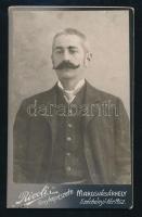 cca 1910 Bajszos úriember portréja, keményhátú fotó Rivoli marosvásárhelyi műterméből, néhány kevés apró folttal, hátoldala kopott, 11x6,5 cm
