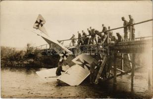 Osztrák-magyar katonák és egy lezuhant német repülőgép roncsai / WWI Austro-Hungarian K.u.K. military, soldiers and the wreckage of a crashed German military aircraft. photo (fl)
