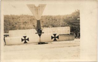 Osztrák-magyar katonák és egy lezuhant német repülőgép roncsai / WWI Austro-Hungarian K.u.K. military, soldiers and the wreckage of a crashed German military aircraft. photo (fl)