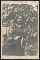 cca 1910 Elegáns hölgy portréja, "Emlék bikszádi gyógyfürdőből" nyomtatott felirattal, Kabát Emil/Máramarossziget felvétele, hátoldalán jelzett fotólap, kissé sérült és kissé foltos, 14x9 cm