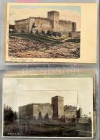 GYULA - Hatalmas gyulai képeslapgyűjtemény - összesen 378 db képeslap 4 db Lindner berakóban. Ritka kínálat! I. kötet - 28 berakó lapon 101 képeslap. Régi üdvözlőlapok, utcák, terek, Takarékpénztár, Pénzügyi Igazgatóság, Megyeháza, stb. II. kötet - 24 berakó lapon 91 képeslap. Sugár út, Komló szálloda, zsinagóga, Törvényszék, Göndöcs kert, Kaszinó, templomok, iskolák, árvaház és menhely, stb. III. kötet - 22 berakó lapon 81 képeslap. Almásy kastély, vár, laktanya, gyárak, strand, Gyulavár, stb. IV. kötet - 28 berakó lapon 105 képeslap + 1 panorámalap. Körös-csatorna, Kórház, József szanatórium, stb.  Érdekes, részletes anyag, szép gyűjtemény, érdemes megnézni!!!