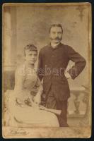 cca 1890 Ember Elemér orvos és felesége Kállay Paula, Kállay Kornél Dienes (1836-1902) táblabíró lányának portréja, keményhátú fotó L. Bauer bécsi műterméből, hátoldalán feliratozott, foltos, 16x10,5 cm